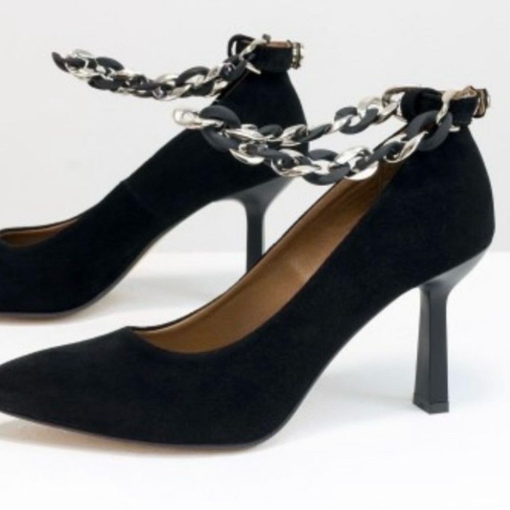 Classic suede shoes with chain